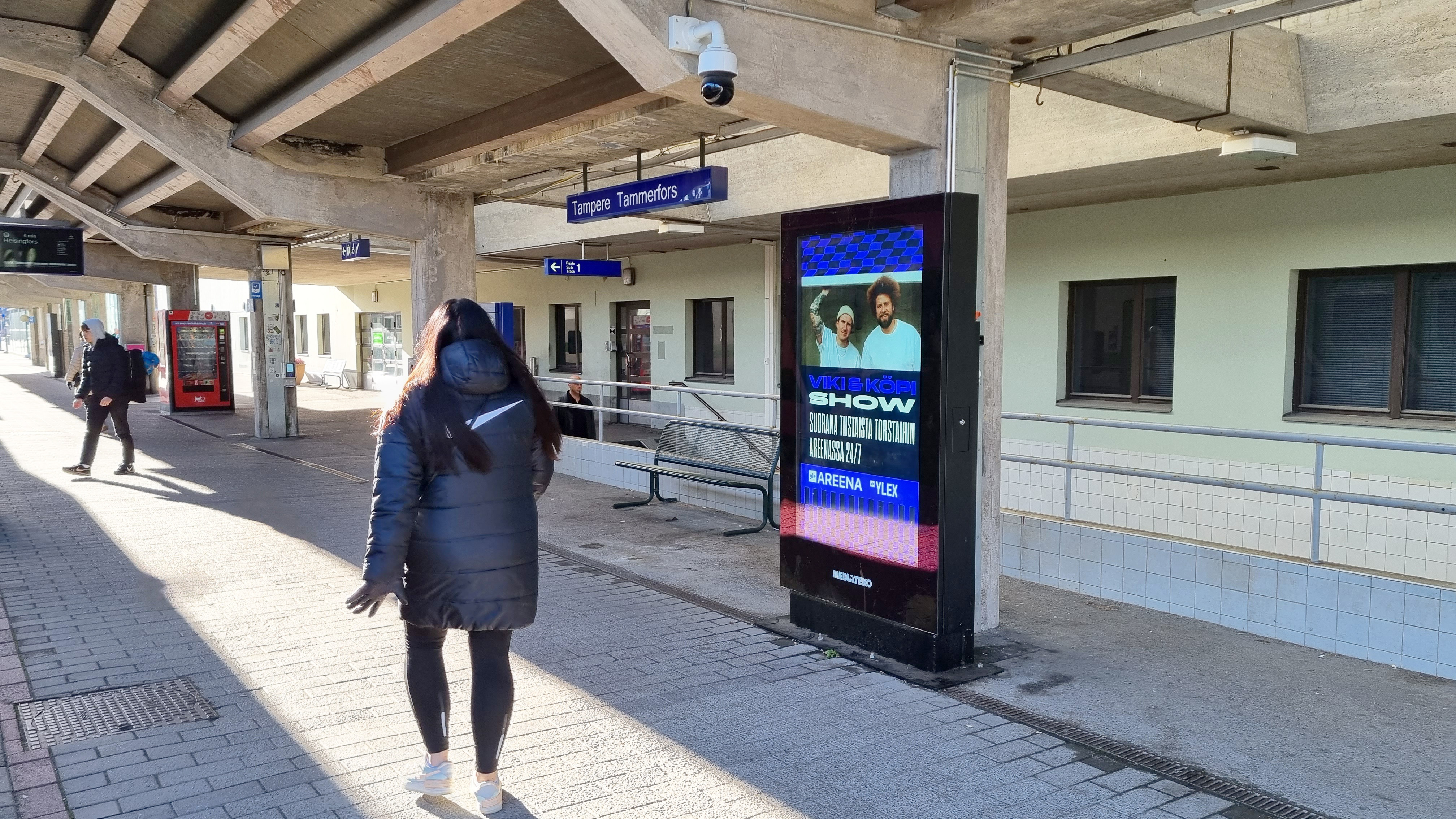 Asemamainonta | Tampereen rautatieasema | 6 pystynäyttöä | MT Mediateko Oy  [Mediakortti]